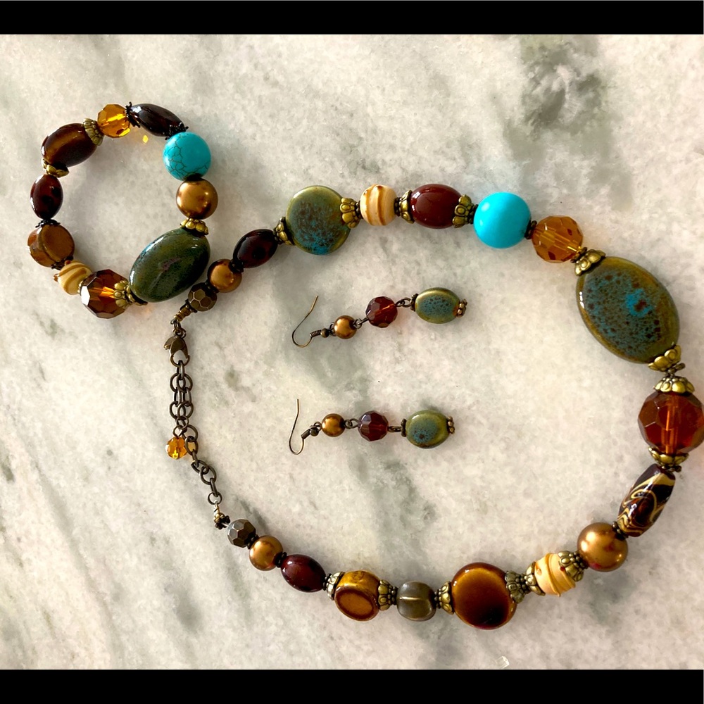 Premier Design set necklace-stretch bracelet and earrings. Treasure Hunt
